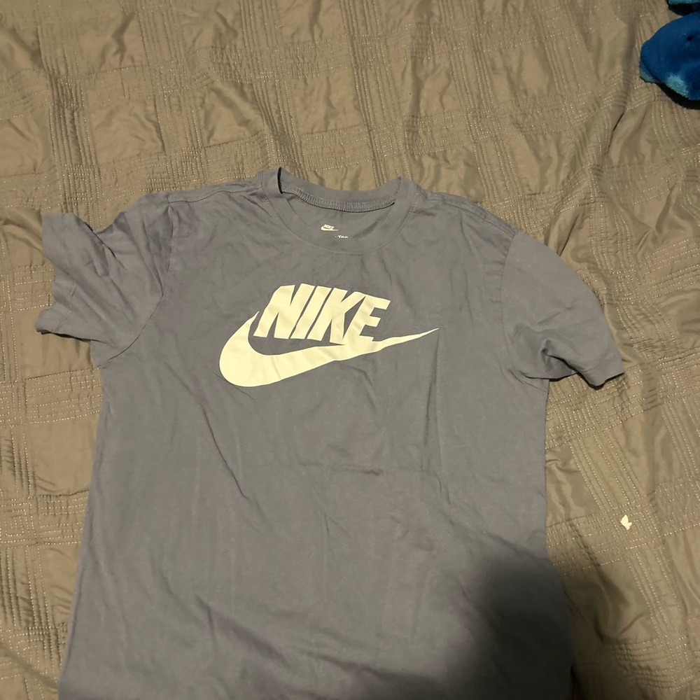 Nike Gray Short Sleeve Tee with Iconic Swoosh